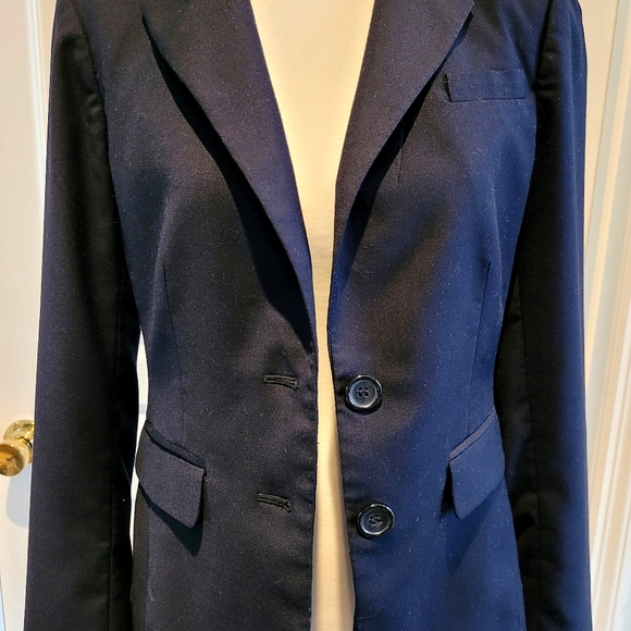 The Limited Sz 4 Classic Navy Blazer, 2 button, Notched collar, 2 flap pockets - Picture 4 of 6